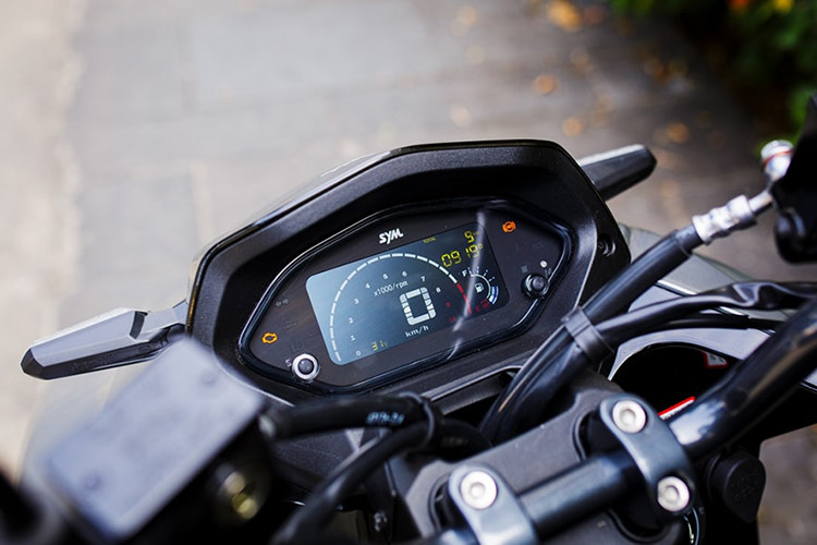 Bên cạnh đó, lớp sơn đặc biệt với công nghệ sơ bền màu mô phỏng vảy rắn và có thể chuyên màu sống động theo góc nhìn, kết hợp các chi tiết thiết mang tính thể thao giúp gia tǎng vẻ hầm hố, cá tính cho người lái. Đòng hồ xe dạng diện tử, cùng các nút bấm khá tiện dụng...