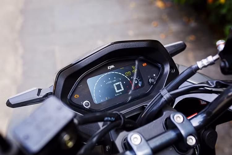 Bên cạnh đó, lớp sơn đặc biệt với công nghệ sơ bền màu mô phỏng vảy rắn và có thể chuyên màu sống động theo góc nhìn, kết hợp các chi tiết thiết mang tính thể thao giúp gia tǎng vẻ hầm hố, cá tính cho người lái. Đòng hồ xe dạng diện tử, cùng các nút bấm khá tiện dụng...