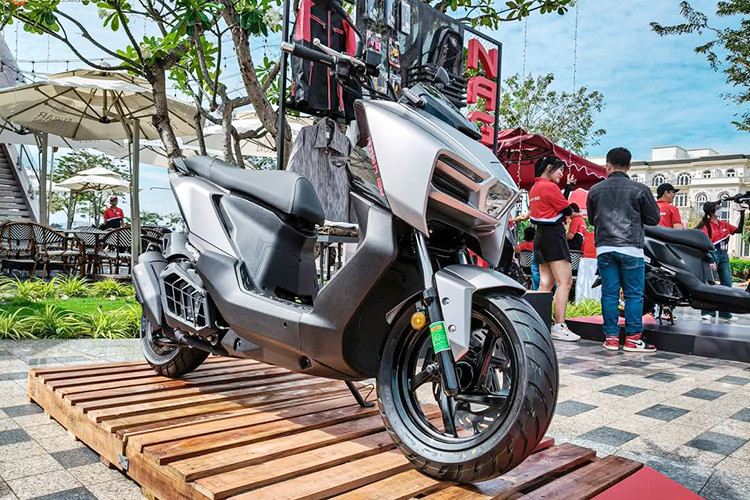 Thương hiệu xe máy Đài Loan SYM tại Việt Nam đã vừa chính thức trình làng SYM NAGA 150 2025 mới, một mẫu xe tay ga mang thiết kế thể thao kết hợp cùng công nghệ tân tiến, hứa hẹn mang đến cho người dùng trải nghiệm khác biệt.