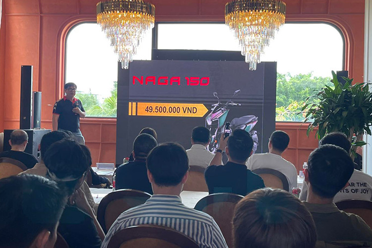 Mức giá xe SYM NAGA 150 2025 tại Việt Nam được niêm yết chính hãng từ 49,5 triệu đồng, hứa hẹn là lựa chọn hoàn hảo cho nguời dùng mong muốn sở hữu mẫu xe vừa là bạn đồng hànn chuyến phượt an toàn vừa là phương tiện sử dụng hằng ngày. 