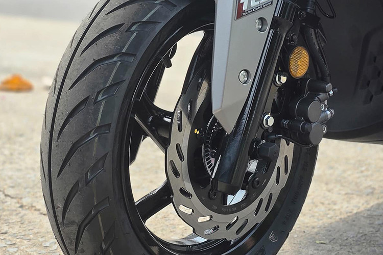 Ngoài ra, xe còn được trang bị những công nghệ hiện đại hàng đầu, mang đến trải nghiệm vượt trội và an toàn. Hệ thống chống bó cứng phanh ABS và hệ thống kiểm soát lực kéo TCS (Traction Control System) ngăn chặn tình trạng trượt bánh, đảm bảo xe luôn bám đường ổn định ngay cả trong điều kiện thời tiết xấu hoặc phanh gấp.