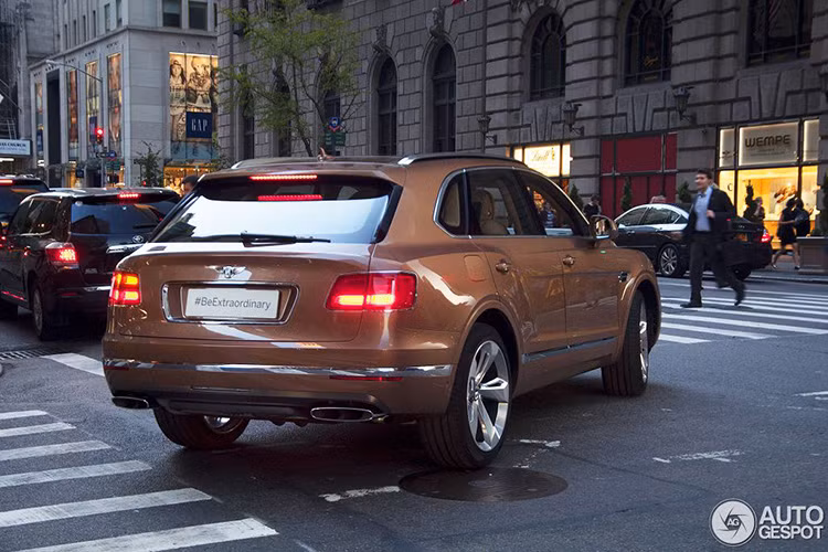 Theo CEO Bentley vừa công bố, Nữ hoàng Anh Elizabeth II đã đặt mua Bentayga, mẫu SUV đầu tiên trong lịch sử của hãng.