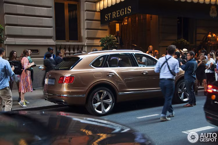 Đây được xem là lần đầu tiên mẫu SUV siêu sang lộ mặt trên phố sau khi chính thức được giới thiệu tại Frankfurt Motor Show 2015 vừa qua.