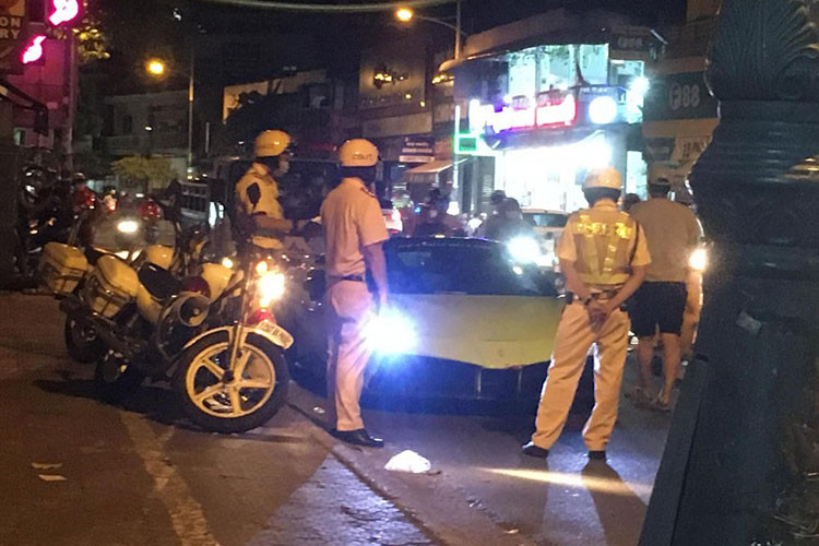 “Sieu ngua” Ferrari 488 GTB bi CSGT tai TP HCM bat ve don co gi dac biet?-Hinh-2