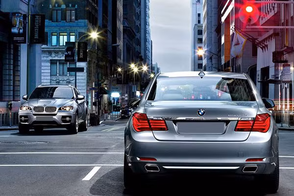 Xe oto so tu dong, dung den do nen ve P hay ve N?