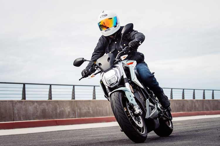 Để nâng cấp khả năng vận hành cho xe, người dùng có thể tải xuống bộ nâng cấp hiệu suất, chiếc xe sẽ được tự động kết nối và cập nhật tất cả những tính năng mới nhất.