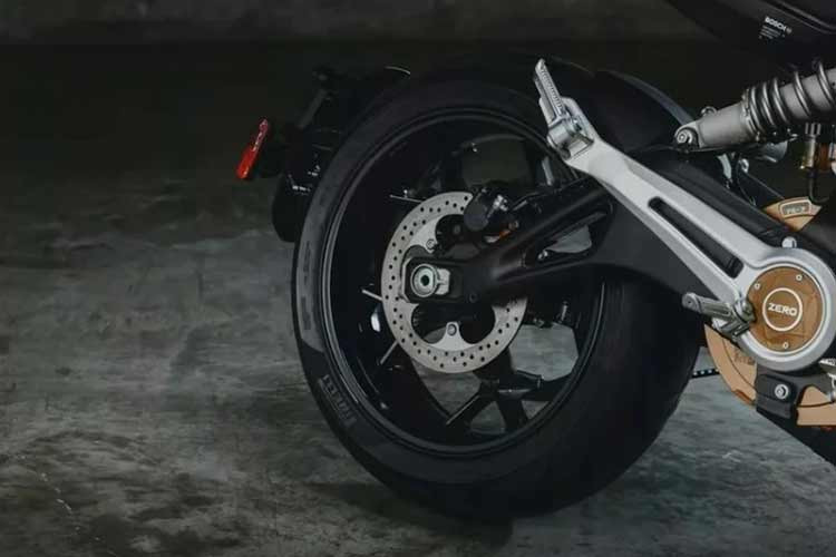 Sức mạnh này cho phép chiếc xe đạt tốc độ tối đa lên tới 167 km/h. Theo công bố của Zero, Model S có thể di chuyển liên tục 248 km trong thành phố hoặc 162 km khi “đi lại trên đường cao tốc với tốc độ cao”.