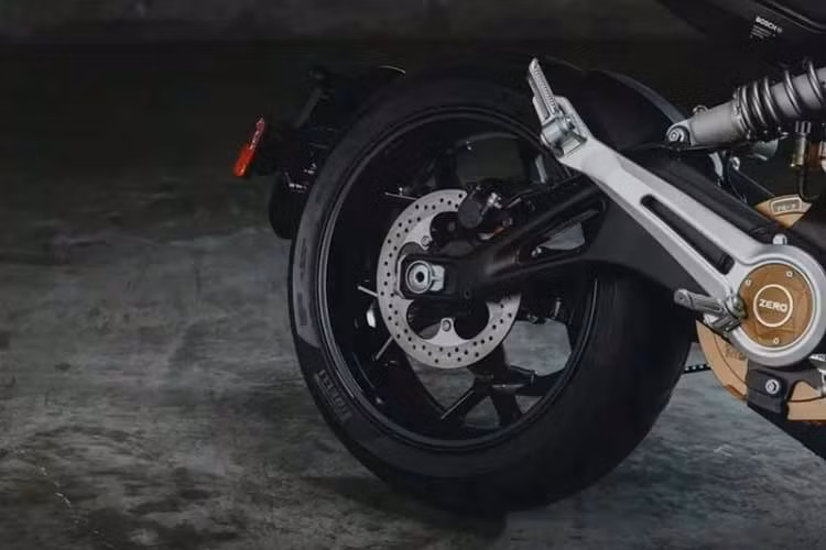 Sức mạnh này cho phép chiếc xe đạt tốc độ tối đa lên tới 167 km/h. Theo công bố của Zero, Model S có thể di chuyển liên tục 248 km trong thành phố hoặc 162 km khi “đi lại trên đường cao tốc với tốc độ cao”.