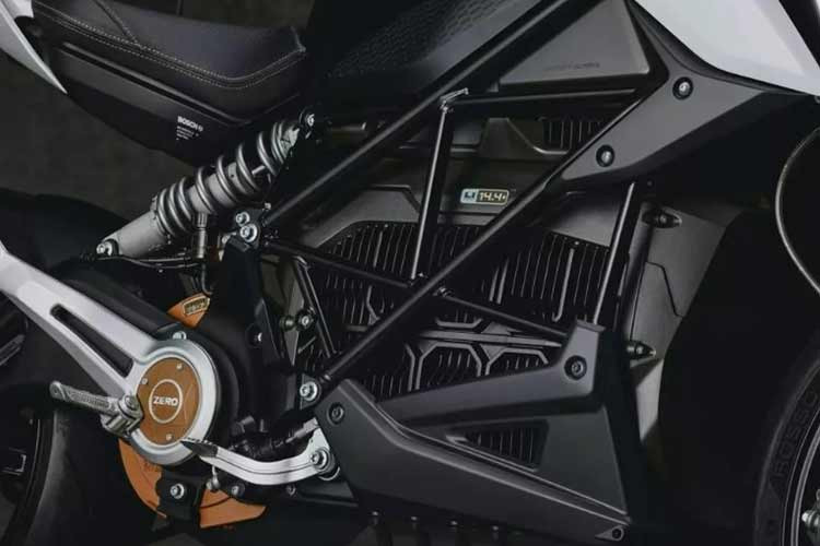 Xe môtô điện Zero Model S mất khoảng 9,7 giờ để sạc đầy bằng ổ cắm 110V. Nếu sử dụng bộ sạc nhanh 6 kW, người dùng chỉ mất khoảng 1,3 giờ để sạc được 95%.