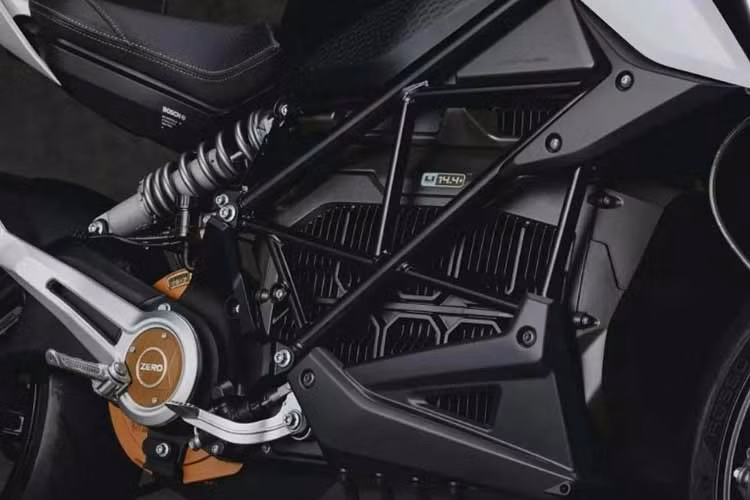 Xe môtô điện Zero Model S mất khoảng 9,7 giờ để sạc đầy bằng ổ cắm 110V. Nếu sử dụng bộ sạc nhanh 6 kW, người dùng chỉ mất khoảng 1,3 giờ để sạc được 95%.