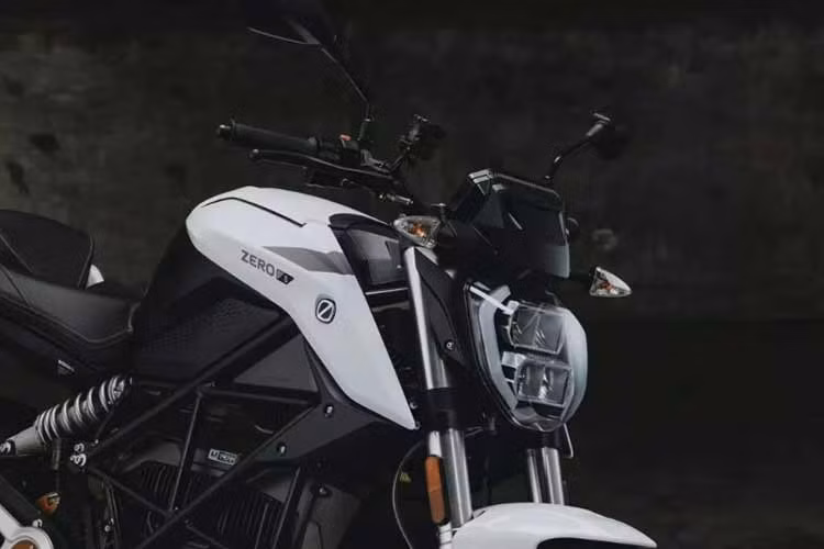 Zero Model S 2024 chạy điện được phát triển dựa trên động cơ điện SR/F và SR/S đi cùng cụm pin lithium-ion 14,4 kWh, cung cấp năng lượng cho động cơ điện tạo ra công suất 68 mã lực và mô-men xoắn 131 Nm.