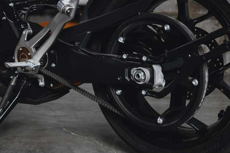 Ngoài ra, Zero Model S còn được trang bị khung thép, hệ thống treo Showa, tay đòn tùy chỉnh và bánh xe 17 inch bọc trong lốp Pirelli Diablo Rosso III để giúp xe dễ dàng chinh phục nhiều địa hình.