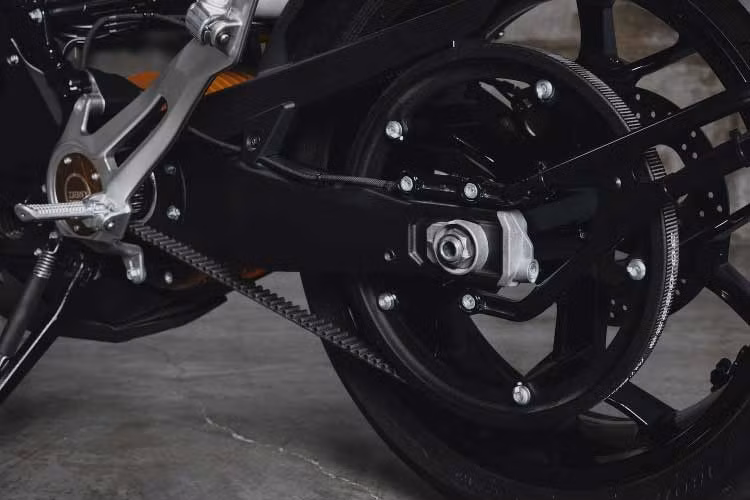 Ngoài ra, Zero Model S còn được trang bị khung thép, hệ thống treo Showa, tay đòn tùy chỉnh và bánh xe 17 inch bọc trong lốp Pirelli Diablo Rosso III để giúp xe dễ dàng chinh phục nhiều địa hình.