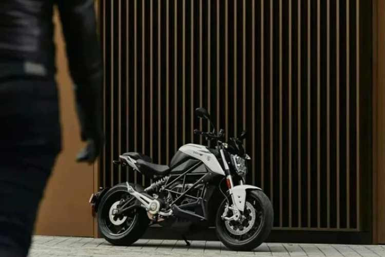 Chiếc xe môtô Zero Model S 2024 chạy điện sở hữu ngoại hình khỏe khoắn, thể thao. Đầu xe nổi bật với cụm đèn LED 2 tầng đi cùng cụm đồng hồ kỹ thuật số 5 inch và ngăn đựng đồ.