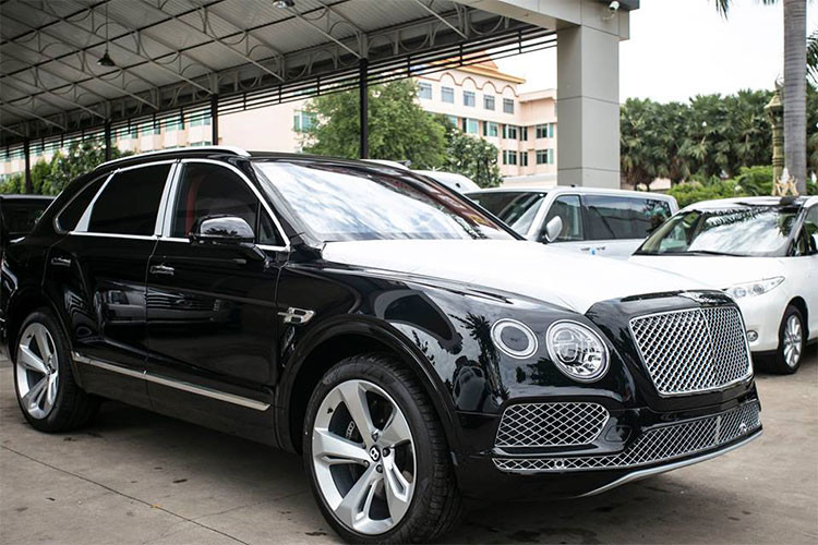 Kể từ khi ra mắt vào năm 2016 cho đến nay, SUV siêu sang Bentley Bentayga đã có khá nhiều phiên bản được giới thiệu. Hiện tại, giới nhà giàu tại Việt Nam đang sở hữu tới hơn 20 chiếc Bentayga với 2 phiên bản chính là tiêu chuẩn sử dụng động cơ W12 và bản giới hạn First Edition với chỉ có 608 chiếc được sản xuất.