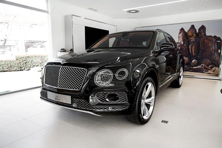 Ngoài việc được trang bị động cơ yếu hơn so với phiên bản W12, Bentley Bentayga V8 còn có một lợi thế khác chính là giảm tới 45 kg, xuống mức 2.395 kg. Giá Bentley Bentayga mới sử dụng động cơ V8 tại thị trường thế giới khởi điểm vào khoảng 168.000 USD, (tương đương 3,91 tỷ đồng).