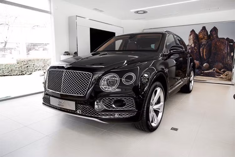 Ngoài việc được trang bị động cơ yếu hơn so với phiên bản W12, Bentley Bentayga V8 còn có một lợi thế khác chính là giảm tới 45 kg, xuống mức 2.395 kg. Giá Bentley Bentayga mới sử dụng động cơ V8 tại thị trường thế giới khởi điểm vào khoảng 168.000 USD, (tương đương 3,91 tỷ đồng).