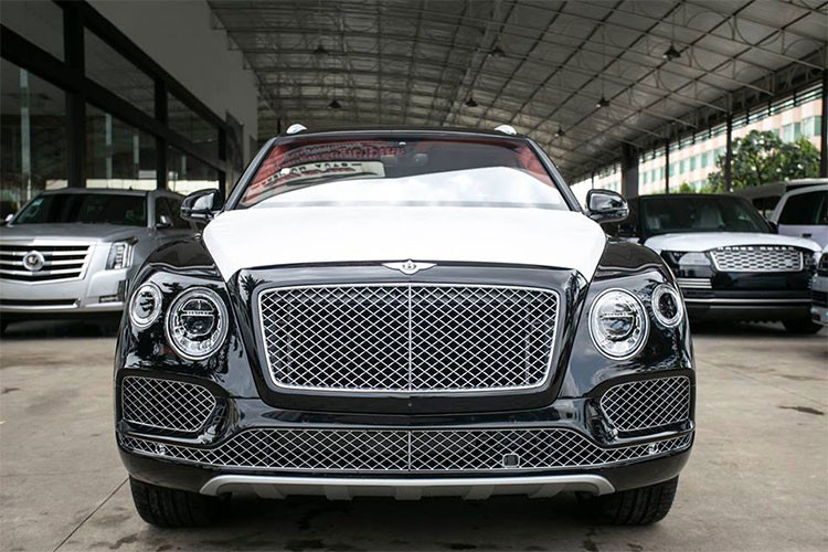 Bentayga sử dụng động cơ V8 đầu tiên có mặt tại xứ sở chùa tháp mang màu sơn đen bóng với điểm nhấn là các chi tiết như lưới tản nhiệt, bộ mâm cỡ lớn hay các thanh nẹp ở ngoại thất được mạ crôm sáng loáng. 
