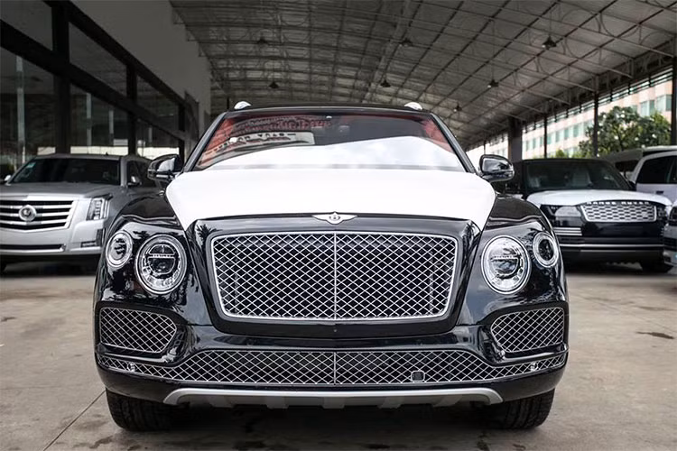 Bentayga sử dụng động cơ V8 đầu tiên có mặt tại xứ sở chùa tháp mang màu sơn đen bóng với điểm nhấn là các chi tiết như lưới tản nhiệt, bộ mâm cỡ lớn hay các thanh nẹp ở ngoại thất được mạ crôm sáng loáng. 
