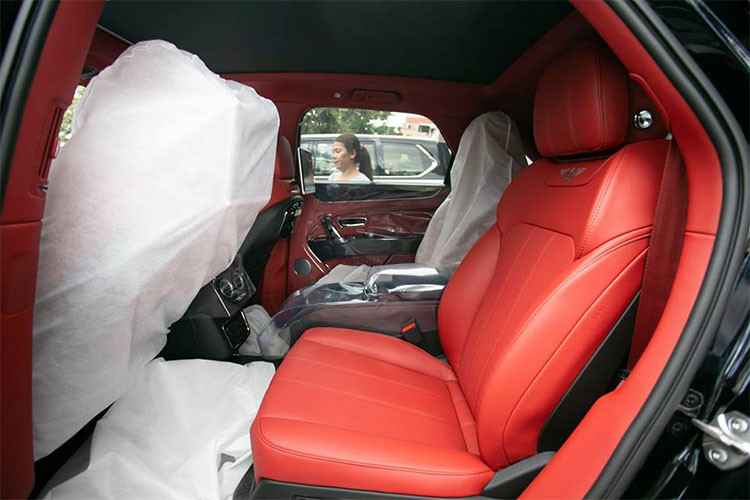 Bentley Bentayga được trang bị động cơ xăng V8, tăng áp kép, dung tích 4.0 lít, sẽ sản sinh công suất tối đa 542 mã lực và mô-men xoắn cực đại 770 Nm. Động cơ này nếu so với "trái tim" V8 của Bentley Continental GT, rõ ràng chiếc SUV hạng sang mạnh hơn rất nhiều.