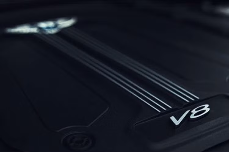 Động cơ V8 trên chiếc Bentley Bentayga được lấy từ chiếc SUV hạng sang Porsche Cayenne Turbo thế hệ mới, "trái tim" này khi lắp trên mẫu SUV siêu sang Bentley sẽ cho thời gian tăng tốc từ vị trí xuất phát lên 100 km/h chỉ trong 4,5 giây trước khi đạt vận tốc tối đa 289 km/h.