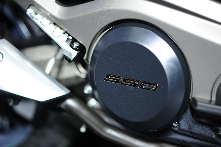 Động cơ của của mẫu xe ga Kymco AK 550 mới này là loại 2 xi-lanh, 550 cc, trục cam đôi DOHC với 8 van. Khối động cơ sản sinh công suất tối đa 53 mã lực tại 7.500 vòng/phút và mô-men xoắn cực đại 56 Nm ở 5.500 vòng/phút. Trong phân khúc AK 550 có tỉ số công suất/trọng lượng khá tốt, đạt 23,4 mã lực/100 kg.