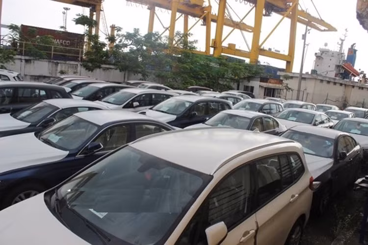 Theo Hải quan TP HCM cho biết, có tới hơn 450 chiếc xe sang BMW của Công ty Cổ phần ôtô châu Âu (Euro Auto) nhập về từ cuối năm 2016 tại cảng Container Quốc tế TP.HCM (VICT) đang thông quan đã bị cơ quan hải quan dừng thông quan sau khi Cục Điều tra chống buôn lậu (Tổng cục Hải quan) phát hiện sai phạm trong việc nhập khẩu.