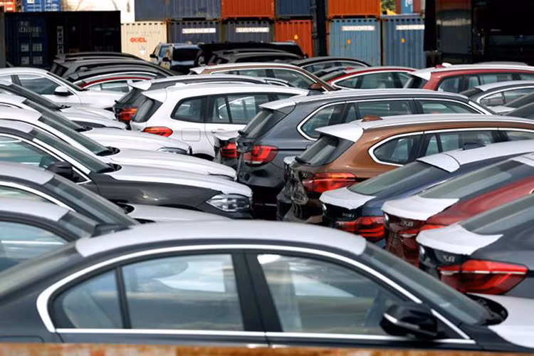 Mặc dù đã được định đoạt nhà phân phối mới tại Việt Nam. Nhưng sau một năm nằm phủ bụi chịu mưa nắng, hiện những chiếc xe sang BMW trị giá hàng trăm tỷ đồng tại cảng VICT, TP HCM đang có dấu hiệu xuống cấp nghiêm trọng khiến nhiều người tiêu dùng không khỏi xót xa. 