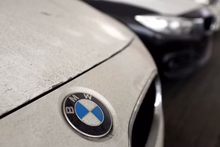 Hiện tại, có hơn 130 chiếc xe sang mang thương hiệu BMW đã được khui công, nằm ngoài bãi hàng của cảng VICT. Còn lại hơn 500 chiếc vẫn nằm trong container. Theo một số nguồn tin được biết, chi phí lưu kho bãi của lô hàng này hơn 600 triệu đồng/tháng. Như vậy, tính từ thời điểm bị dừng thông quan là 12/2016 đến nay đã được gần 12 tháng, nhẩm tính số tiền phí lưu kho bãi đã lên tới trên 6 tỷ đồng.