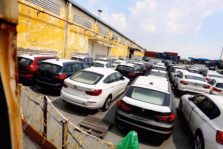 Việc hàng trăm xe bị “giam” ở cảng sẽ gây ra nhiều hệ lụy như tiền lãi ngân hàng tăng cao, phí lưu kho, xe bị phủ bụi phơi nắng mưa và xuống cấp, chưa kể hãng phải bồi thường hợp đồng cho khách vì không thể giao xe. Dự kiến toàn bộ số xe này sau khi được bảo dưỡng trở lại sẽ phải thay thế một số phụ tùng bị lão hóa vì thời tiết.