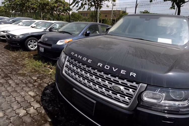 Không chỉ có loạt xe sang BMW và MINI, nhiều mẫu xe sang đắt tiền mang thương hiệu Range Rover, Lexus cũng bị tạm giữ phơi nắng mưa suốt một năm qua tại cảng VICT do một số vấn đề liên quan đến pháp luật.