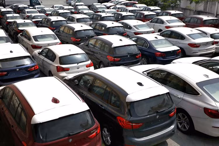 Thông tin tại buổi làm việc vào đầu tháng 7 vừa qua tại Đức, đại diện Tập đoàn BMW cho biết lô hàng ôtô trị giá 15 triệu euro (tương đương hơn 400 tỉ đồng) của tập đoàn vẫn đang bị giữ tại cảng Việt Nam do sai phạm của đại lý phân phối nhập khẩu tại Việt Nam. BMW mong muốn vụ việc sớm được giải quyết để lô hàng này không bị hủy.