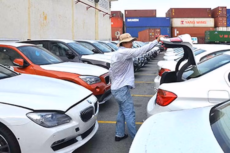 Ngày 30/11/2016, Bộ Tài chính đã ban hành công văn hỏa tốc yêu cầu Tổng cục Hải quan ngừng thông quan lô xe BMW được Công ty Euro Auto nhập khẩu, do phát hiện có dấu hiệu sai phạm trong hồ sơ tài liệu nhập khẩu hàng trăm xe ôtô hạng sang BMW. Sau đó, ngày 20/12/2016, Cục Điều tra chống buôn lậu - Tổng cục Hải quan đã ban hành quyết định khởi tố vụ án buôn lậu xảy ra tại Euro Auto.