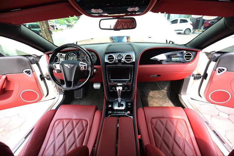 Trong khi đó, nội thất xe lại mang màu sắc đỏ khá ấn tượng. Các chi tiết trong xe được chế tạo thủ công từ da và gỗ tự nhiên cao cấp, "nhấn nhá" theo đó là một số chi tiết làm từ kim loại. Toàn bộ ghế ngồi của xe đều được bọc da cao cấp với những đường may tỉ mỉ, tinh xảo.
