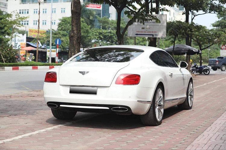 Mẫu xe siêu sang Bentley Continental GT Speed trong bài viết bày thuộc đời thứ 2. Đời mới nhất tại Việt Nam là đời thứ 3. Xe bắt đầu được bán ra thị trường quốc tế từ năm 2011 và đổi sang đời mới từ năm 2018. Chiếc xe sản xuất năm 2013 là trong giai đoạn nửa đầu của vòng đời.
