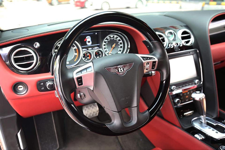 Trên mẫu xe sang thể thao Bentley Continental GT Speed đời 2013 này, khách hàng cũng có thể tùy chọn sử dụng những chi tiết trang trí làm từ sợi carbon bên trong cabin xe. Nổi bật trên bảng táp lô xe là màn hình cảm ứng 8 inch hiển thị hệ thống thông tin - giải trí.