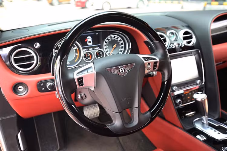 Trên mẫu xe sang thể thao Bentley Continental GT Speed đời 2013 này, khách hàng cũng có thể tùy chọn sử dụng những chi tiết trang trí làm từ sợi carbon bên trong cabin xe. Nổi bật trên bảng táp lô xe là màn hình cảm ứng 8 inch hiển thị hệ thống thông tin - giải trí.