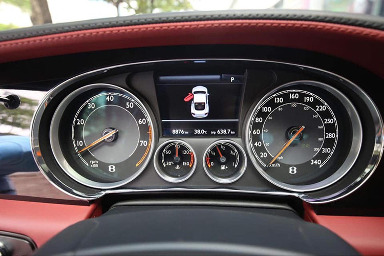 Chiếc coupe 2 cửa nhà Bentley được bố trí 4 chỗ ngồi dạng 2+2. Trang bị trên chiếc xe 7 tuổi khá đơn giản so với chiếc đời mới nhất, như đồng hồ cơ, màn hình giải trí nhỏ trung tâm và nhiều nút bấm cổ điển...