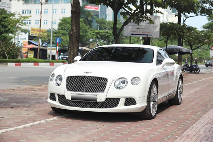 Một chiếc Bentley Continental GT Speed đời 2013 đang chào mời đại gia Việt sở hữu. Chiếc xe này sản xuất từ năm 2013 nhưng điều đáng chú ý là mặc dù là xe đã qua sử dụng nhưng mới lăn bánh hơn 8000lm. Số lượng Continental GT Speed tại Việt Nam không nhiều và đây là chiếc thuộc đời cũ nhưung còn khá mới.