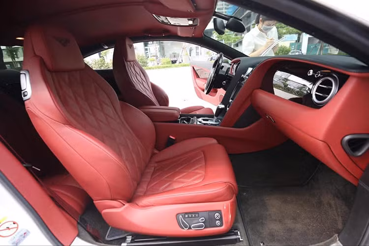 Động cơ của chiếc coupe siêu sang là máy W12 dung tích 6 lít, công suất 616 mã lực và mô-men xoắn 800 Nm, kết hợp số tự động 8 cấp ZF. Theo thông số của nhà sản xuất, xe nặng hơn 2,3 tấn có thể tăng tốc 0-100 km/h chỉ trong 4 giây. Vận tốc tối đa là 330 km/h.