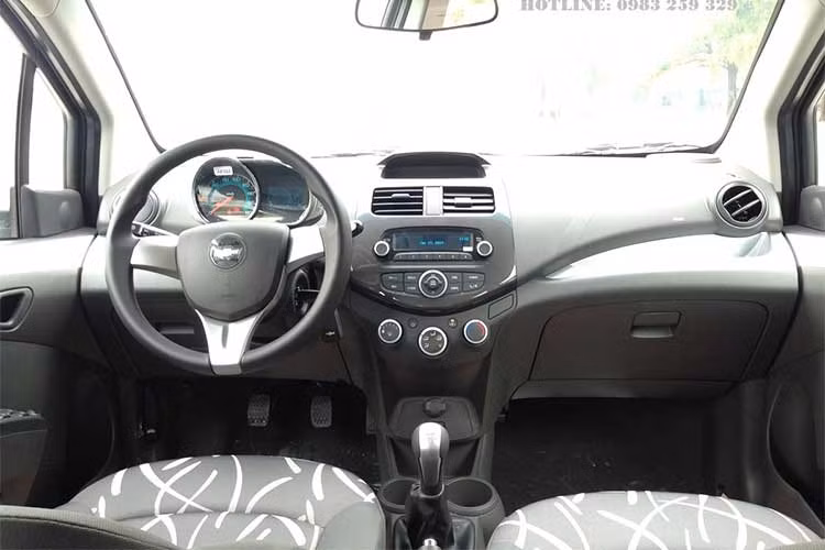 Trang bị nội thất trên Chevrolet Spark khá đơn giản nhưng cũng được thiết kế lại hiện đại hơn với cụm đồng hồ điều khiển giúp người lái nhanh chóng theo dõi các thông số cần thiết khi đang vận hành, hệ thống điều hòa không khí điều chỉnh cơ. Vô lăng 3 chấu vẫn được giữ nguyên.