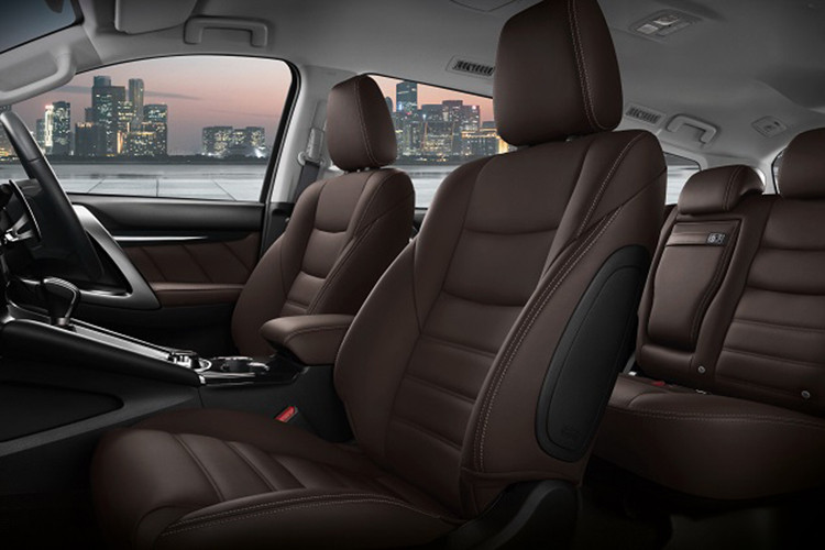 Bên trong Mitsubishi Pajero Sport Elite Edition 2018 xuất hiện ghế và mặt cửa bọc da màu nâu với đường chỉ khâu nằm ngang chống trơn trượt mới. Tuy thay đổi này khá nhỏ nhưng vẫn mang đến cảm giác cao cấp hơn cho không gian nội thất của Mitsubishi Pajero Sport Elite Edition 2018.