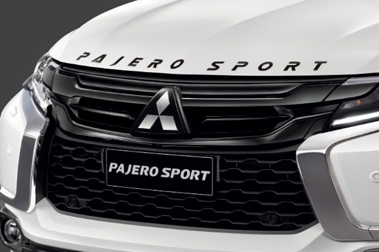 Cụ thể, Mitsubishi Pajero Sport Elite Edition 2018 được bổ sung lưới tản nhiệt màu đen, "tông xuyệt tông" với cản trước và logo trên nắp capô. Các trang bị ngoại thất tiêu chuẩn của Mitsubishi Pajero Sport Elite Edition 2018 gồm có đèn pha Bi-LED với hệ thống điều chỉnh độ cao tự động và rửa đèn, dải đèn LED định vị ban ngày, đèn sương mù trước.