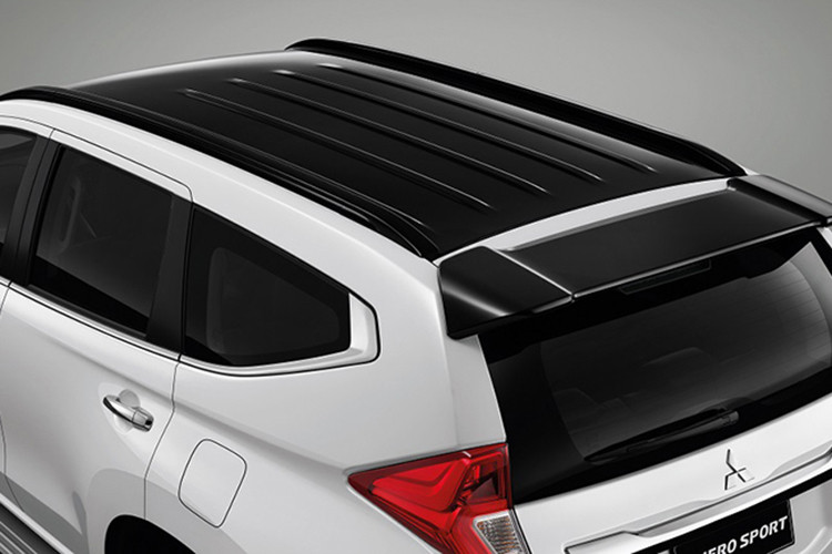 Ngoài ra, Mitsubishi Pajero Sport Elite Edition 2018 còn có một số chi tiết khác màu đen như nóc, cánh gió mui và cản sau. Ống xả bằng thép không gỉ cũng là một điểm mới của mẫu Pajero Sport phiên bản đặc biệt.