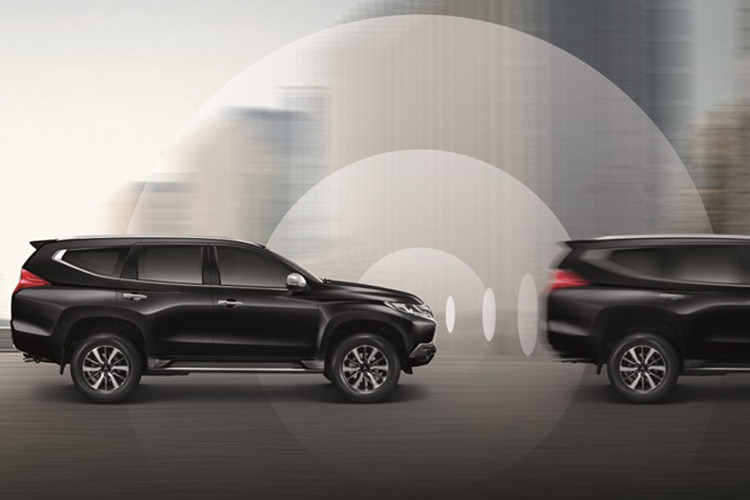 Động cơ của Pajero Sport Elite Edition 2018 vẫn là máy dầu 4 xi-lanh, tăng áp, dung tích 2,4 lít với công suất tối đa 181 mã lực và mô-men xoắn cực đại 430 Nm. Động cơ kết hợp với hộp số tự động 8 cấp có chế độ thể thao và hệ dẫn động 1 cầu ở bản 8AT 2WD hoặc 2 cầu ở bản 8AT 4WD. Riêng bản 8AT 4WD của Mitsubishi Pajero Sport Elite Edition 2018 có thêm hệ thống kiểm soát tốc độ khi xuống dốc.