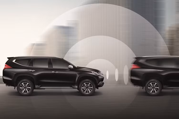 Động cơ của Pajero Sport Elite Edition 2018 vẫn là máy dầu 4 xi-lanh, tăng áp, dung tích 2,4 lít với công suất tối đa 181 mã lực và mô-men xoắn cực đại 430 Nm. Động cơ kết hợp với hộp số tự động 8 cấp có chế độ thể thao và hệ dẫn động 1 cầu ở bản 8AT 2WD hoặc 2 cầu ở bản 8AT 4WD. Riêng bản 8AT 4WD của Mitsubishi Pajero Sport Elite Edition 2018 có thêm hệ thống kiểm soát tốc độ khi xuống dốc.