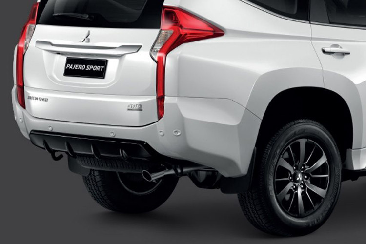 Ngoài ra, đèn hậu cũng sẽ được trang bị dang LED hiện đại như phần đầu xe. Các trang bị khác như cảm biến nước mưa, vành hợp kim 18 inch nằm trong lốp 265/60 R18 và gương chiếu hậu gập điện, chỉnh điện...