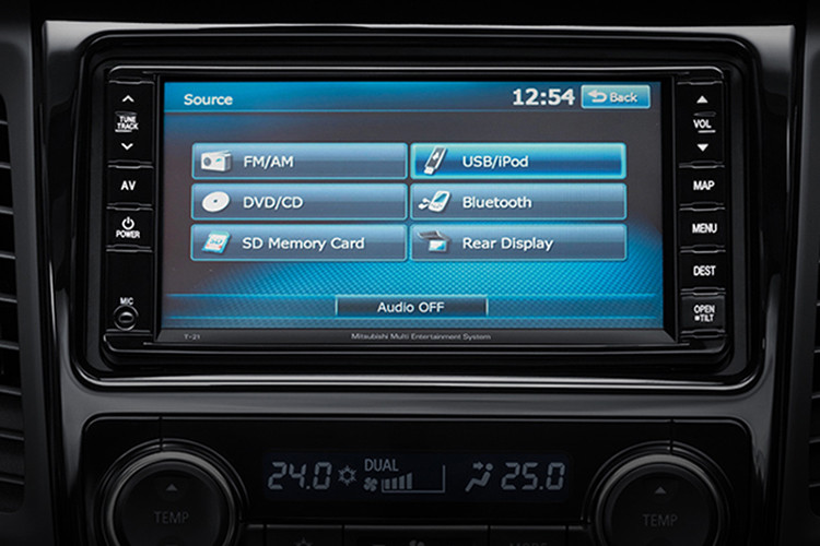 Chưa hết, xe còn được trang bị tính năng mở cửa không cần chìa khóa, khởi động bằng nút bấm, hệ thống thông tin giải trí với màn hình cảm ứng 7 inch, đầu DVD, 6 loa, màn hình giải trí treo trên trần cho hàng ghế sau, điều hòa tự động 2 vùng, lọc không khí Nano, cửa sổ chỉnh điện một chạm bên ghế lái, cổng USB, cổng cổng HDMI, kết nối Bluetooth,...