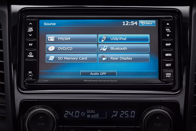 Chưa hết, xe còn được trang bị tính năng mở cửa không cần chìa khóa, khởi động bằng nút bấm, hệ thống thông tin giải trí với màn hình cảm ứng 7 inch, đầu DVD, 6 loa, màn hình giải trí treo trên trần cho hàng ghế sau, điều hòa tự động 2 vùng, lọc không khí Nano, cửa sổ chỉnh điện một chạm bên ghế lái, cổng USB, cổng cổng HDMI, kết nối Bluetooth,...