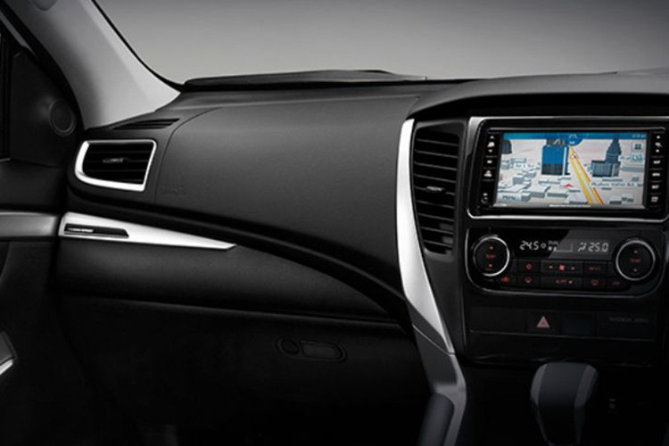Xe có hàng loạt trang bị tiêu chuẩn như hệ thống kiểm soát hành trình thích ứng, vô lăng chỉnh 4 hướng, tích hợp phím chỉnh âm lượng, màn hình đa thông tin có màu MID trong bảng đồng hồ, ghế lái và ghế phụ lái chỉnh điện 8 hướng, hàng ghế sau gập 60:40 đi kèm bệ tì tay trung tâm, hàng ghế thứ 3 gập hay gương chiếu hậu chống chói tự động.